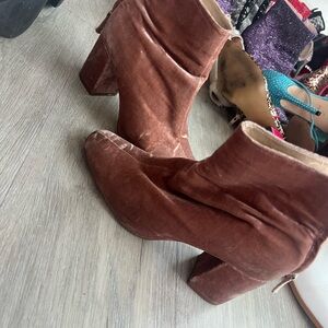 Zara Velvet Heeled Boots in pink